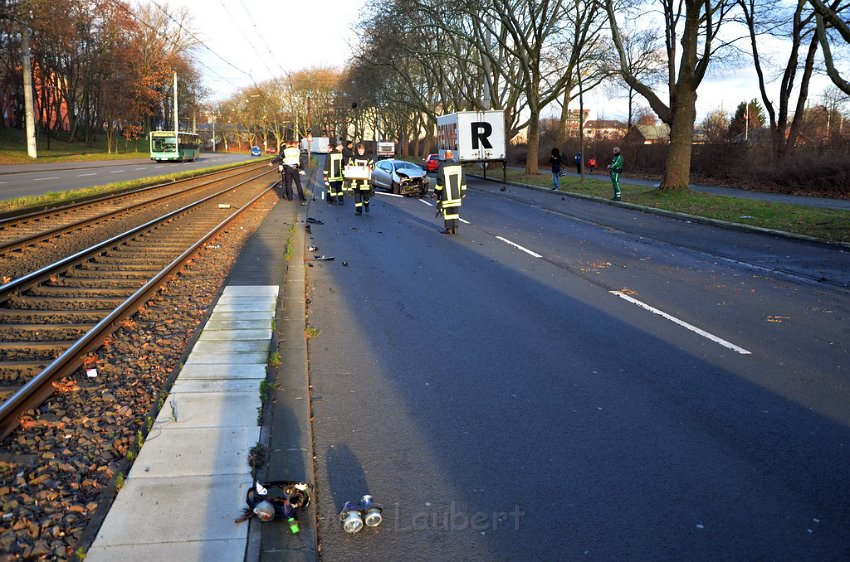 VU PKW Baum Koeln Muelheim Pfaelzischer Ring P056.JPG